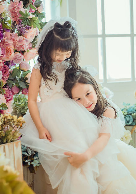 我們專業提供孕婦照、全家福照、寶寶寫真、親子寫真和兒童寫真服務。從懷孕的幸福期盼，到全家共聚的歡樂，再到寶寶成長的每一刻，我們用鏡頭記錄您和家人的每一個美好瞬間，讓愛與回憶永存。