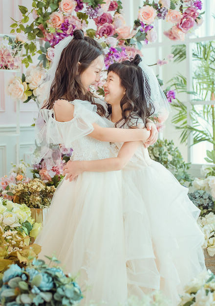 提供全方位的孕婦照、全家福照、寶寶寫真、親子寫真和兒童寫真服務。我們用心記錄每一個幸福瞬間，從孕期的期待到全家福的快樂，再到寶寶和兒童的純真笑容，讓愛與回憶永不褪色。