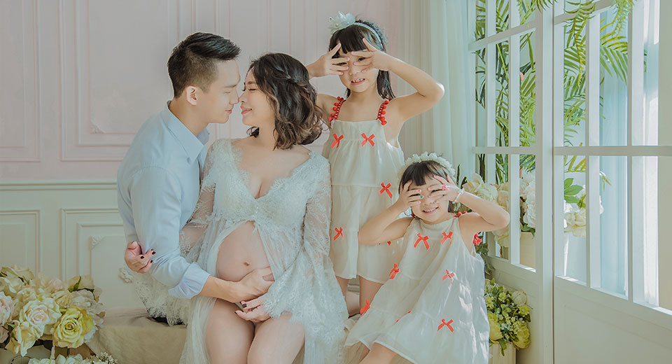 我們的攝影師專注於孕婦照、全家福照、寶寶寫真、親子寫真和兒童寫真，用鏡頭捕捉您家庭的點滴美好。每一張照片，都是愛與幸福的見證。